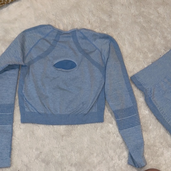 **SOLD**EUC Women’s Workout Set. Size L🩵 - Picture 2 of 4